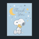 Snoopy & Woodstock über dem Mond Danke Postkarte<br><div class="desc">Versenden Sie eine wirklich persönliche Dankesnachricht mit dieser charmanten Peanuts-Snoopy-und-Woodstock-Dankeschön-Postkarte. Die Vorderseite zeigt die herzliche "Über den Mond"-Illustration, auf der Snoopy Woodstock umarmt, vor einem beruhigenden, hellblauen, himmlischen Hintergrund. Anders als bei einer Standardkarte ist die Rückseite im klassischen Postkartenstil gestaltet und verfügt über einen ausgewiesenen Bereich für eine handgeschriebene Nachricht...</div>