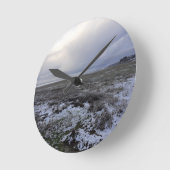 Snow Across The Bay Runde Wanduhr (Winkel)