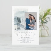 Snow Forest Foto Elegante Script Winterhochzeit Einladung (Stehend Vorderseite)
