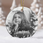 Snow Frame Minimal Schwarz/Weiß Foto Individuelle  Keramik Ornament<br><div class="desc">Einfach,  elegant und minimalistisch,  zwei Schwarz-Weiß-Foto und Namensschmuck. Persönlich mit einem Foto vorne und einem hinten in Schwarz in Weiß. Eleganter magischer Schneerahmen mit einem individuelle Name in elegantem Drehbuch.</div>