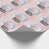 Snow Globe Pink Girl Baby's 1. Weihnachts-Foto Geschenkpapier (Ecke)
