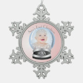 Snow Globe Pink Girl Baby's 1. Weihnachts-Foto Schneeflocken Zinn-Ornament (Vorderseite)