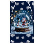 Snow globe with Santa and Reindeer Kleine Geschenktüte (Rückseite)