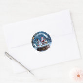 Snow globe with Santa and Reindeer Runder Aufkleber (Umschlag)