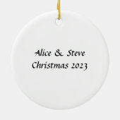 Snow Kiss Couple Weihnachts-Keramik Ornament (Hinten)