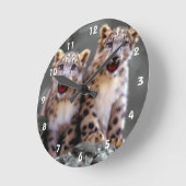 Snow Leopard Cubs Runde Wanduhr (Winkel)