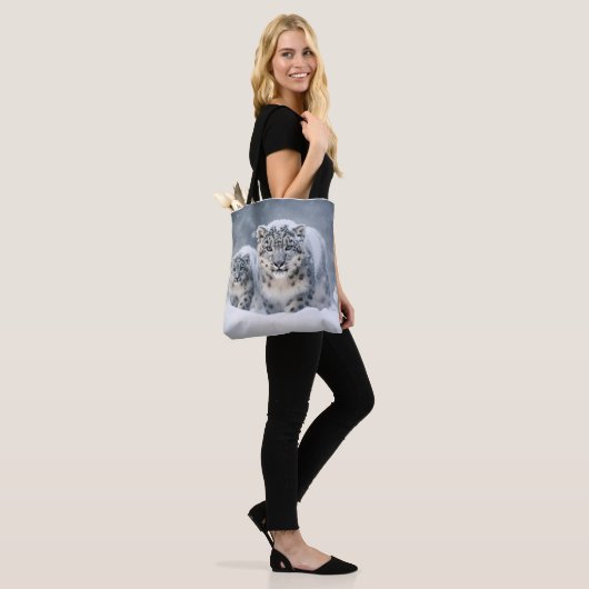 Snow Leopard Tierfamilie Wandern Tasche (Am Model)
