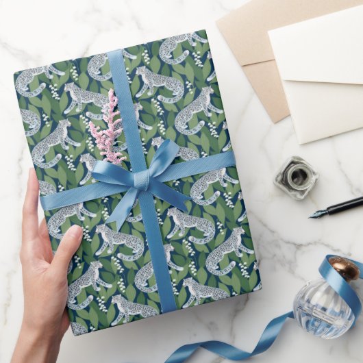 Snow Leopard und Lily of the Valley Geschenkpapier (Schenken)
