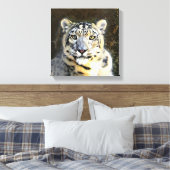 Snow Leopard Wrapped Canvas Leinwanddruck (Insitu (Schlafzimmer))