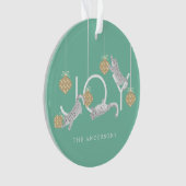 Snow Leopards & JOY Green Christmas Foto Ornament (Vorderseite)
