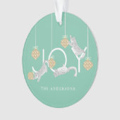 Snow Leopards & JOY Green Christmas Foto Ornament (Vorderseite)