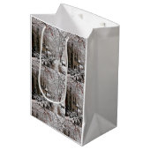 Snow Magic am 23. St NYC Mittlere Geschenktüte (Vorderseite Schrägansicht)