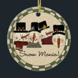 Snow Mania Snowman Keepake Ornament<br><div class="desc">Vier Schneemänner und Text,  der "Schneemann!" auf einem Sake rund Porzellan Urlaubsdekor steht,  werden Sie sicher sein,  für die nächsten Jahre Liebe zu haben!</div>