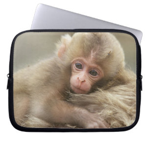 Snow Monkey Baby, Jigokudani, Nagano, Japan 2 Laptopschutzhülle