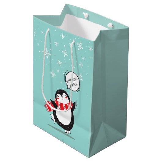 Snow Penguin Mittlere Geschenktüte (Vorderseite Schrägansicht)