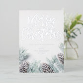 Snow Pine & Leaf Frohe Weihnachten Folieneinladung (Stehend vorne)