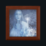 Snow Queen Christmas Fantasy Artwork Erinnerungskiste<br><div class="desc">Die "Eiself" ist ein Fantasiewerk mit einer Schneekönig, die von meinem Gefühl inspiriert wird, das ich im Februar bekomme, wo ich mich frage, ob der Winter jemals enden wird. Mein Kunstwerk zeigt die Eiskönigin mit ihrem Zaubereisrad, der sich ständig im Winter ausbreitet. Wann wird diese eisige Wintermagie laufen? Schönes Fantasy-Kunstwerk,...</div>