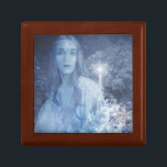 Snow Queen Christmas Fantasy Artwork Erinnerungskiste<br><div class="desc">Die "Eiself" ist ein Fantasiewerk mit einer Schneekönig, die von meinem Gefühl inspiriert wird, das ich im Februar bekomme, wo ich mich frage, ob der Winter jemals enden wird. Mein Kunstwerk zeigt die Eiskönigin mit ihrem Zaubereisrad, der sich ständig im Winter ausbreitet. Wann wird diese eisige Wintermagie laufen? Schönes Fantasy-Kunstwerk,...</div>