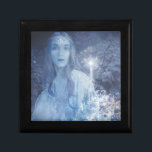 Snow Queen Christmas Fantasy Artwork Erinnerungskiste<br><div class="desc">Die "Eiself" ist ein Fantasiewerk mit einer Schneekönig, die von meinem Gefühl inspiriert wird, das ich im Februar bekomme, wo ich mich frage, ob der Winter jemals enden wird. Mein Kunstwerk zeigt die Eiskönigin mit ihrem Zaubereisrad, der sich ständig im Winter ausbreitet. Wann wird diese eisige Wintermagie laufen? Schönes Fantasy-Kunstwerk,...</div>