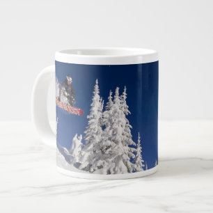 Snowboard-Action im Whitefish Mountain Resort Jumbo-Tasse