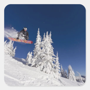 Snowboard-Action im Whitefish Mountain Resort Quadratischer Aufkleber