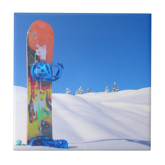 Snowboard in Fresh Snow, Blue Sky Fliese (Vorderseite)