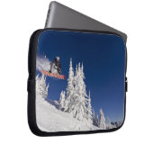 Snowboarden im Whitefish Mounort Laptopschutzhülle (Vorne Rechts)