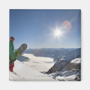 Snowboarder, der von der Gebirgsspitze schaut Magnet