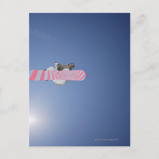 Snowboarder fliegt durch die Luft Postkarte