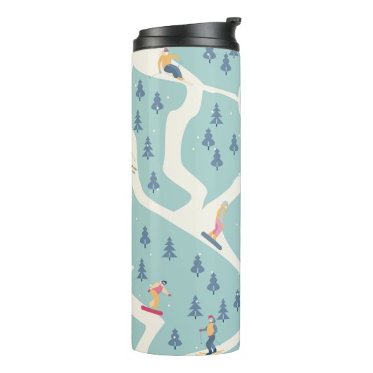 Snowboarder und Skifahrer fahren im Skigebiet. Pe Thermosbecher (Nach links gedreht)