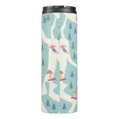 Snowboarder und Skifahrer fahren im Skigebiet. Pe Thermosbecher (Rückseite)