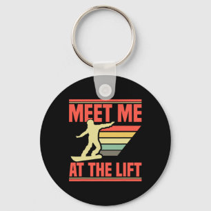 Snowboarder versorgt Snowboarder mit dem Snowboard Schlüsselanhänger