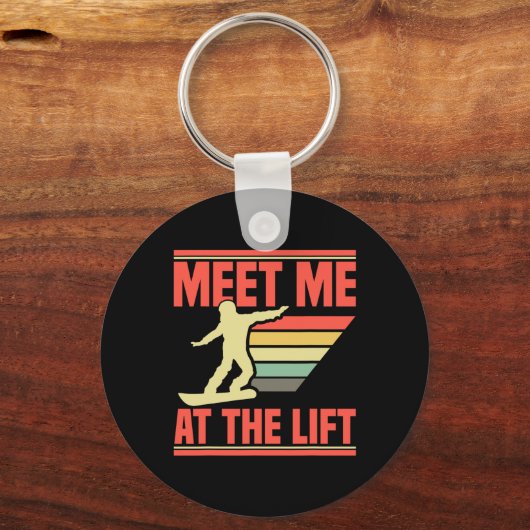 Snowboarder versorgt Snowboarder mit dem Snowboard Schlüsselanhänger (Vorderseite)