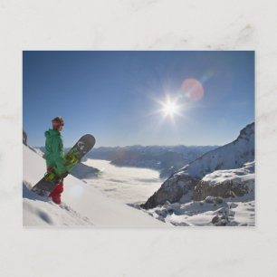 Snowboarder von der Bergspitze aus schauen Postkarte