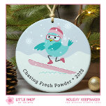 Snowboarder Wintersport Lover Foto Keramik Ornament<br><div class="desc">Mit diesem personalisierten Snowboarder-Ornament zeigen Sie Ihre Liebe des Wintersports. Die Vorderseite zeigt eine charmante Abbildung eines Vogels, der durch frisches Pulver schlängelt und von fallendem Schnee umgeben ist - und den Nervenkitzel der Pisten in einem spielerischen, herzerwärmenden Design einfängt. Auf der Rückseite finden Sie Platzhalter, die Ihr eigenes Foto...</div>