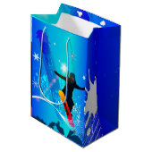 Snowboarding, Snowboarder mit Brett auf blauem Mittlere Geschenktüte (Vorderseite Schrägansicht)