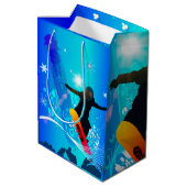 Snowboarding, Snowboarder mit Brett auf blauem Mittlere Geschenktüte (Rückseite Schrägansicht)