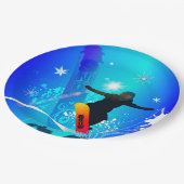 Snowboarding, Snowboarder mit Brett auf blauem Pappteller (Schrägansicht)