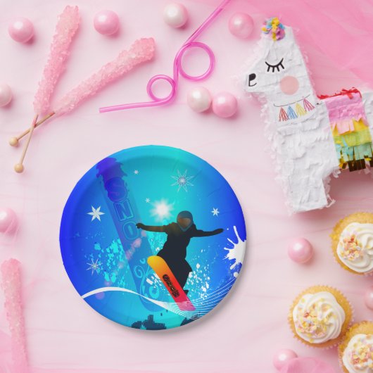 Snowboarding, Snowboarder mit Brett auf blauem Pappteller (Party)