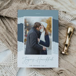 Snowdrift | Colorblock Vertikales Foto Hanukkah Feiertagskarte<br><div class="desc">Eine moderne und elegante Urlaubskarte in sanften Farbtönen mit Ihrem bevorzugten senkrechten oder porträtorientierten Foto auf einem farbenprächtigen Schneeflocken-Hintergrund in Blau- und Grautönen. "Joyous Hanukkah" erscheint unterhalb in schöner handgeschriebener Schrift,  unter dem Ihr Familienname steht.</div>