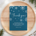 Snowflake 1. Geburtstag Winter Dankeschön Karte<br><div class="desc">Mit unserer Snowflake 1. Geburtstag Winter Dankeschön Card. Die Karte mit zarten Schneeflocken-Designs und eleganten winterlichen Akzenten eignet sich hervorragend, um den Gästen nach dem magischen ersten Geburtstag Ihres kleinen Hauses herzlich zu danken. Vollständig anpassbar mit Ihrer persönlichen Nachricht, fügt es Ihrer Wertschätzung eine warme und festliche Touch hinzu. Wählen...</div>