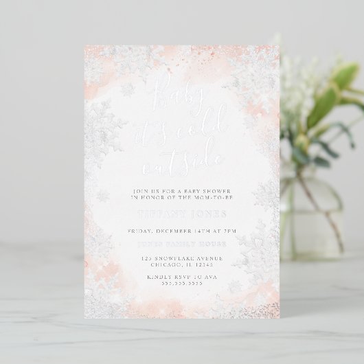 Snowflake Baby es ist kalt draußen Babydusche Folieneinladung (Stehend vorne)