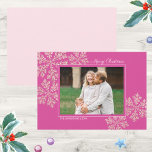 Snowflake Berry Bling Elegantes Weihnachtsfest Fot Feiertagskarte<br><div class="desc">Dieser Weihnachtsfarben-Trend dreht sich alles um das Rosa. Personalisieren Sie diese eleganten, flachen Weihnachtskarten, indem Sie Ihren Namen in einem modernen weißen Schriftart an der unteren verlassen dann fügen Sie Ihr Foto in die Mitte des Designs auf einem Hintergrund von tiefberry rosa und elegante Imitate Glitzer rosa Schneeflocken umgeben Ihr...</div>