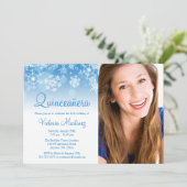 Snowflake Blue White Winter Wonderland Quinceanera Einladung (Stehend Vorderseite)