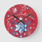 Snowflake Greetings I Runde Wanduhr (Vorderseite)