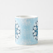 Snowflake Mandala Im blauen Winter Abstrakte Kunst Kaffeetasse (Mittel)