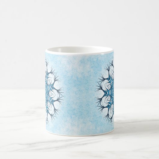 Snowflake Mandala Im blauen Winter Abstrakte Kunst Kaffeetasse (Mittel)