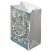 Snowflake Mandala in Frosty Hues 3 Mittlere Geschenktüte (Vorderseite Schrägansicht)