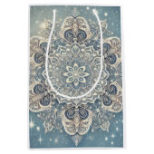 Snowflake Mandala in Frosty Hues 3 Mittlere Geschenktüte (Vorderseite)