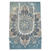 Snowflake Mandala in Frosty Hues 3 Mittlere Geschenktüte (Rückseite)